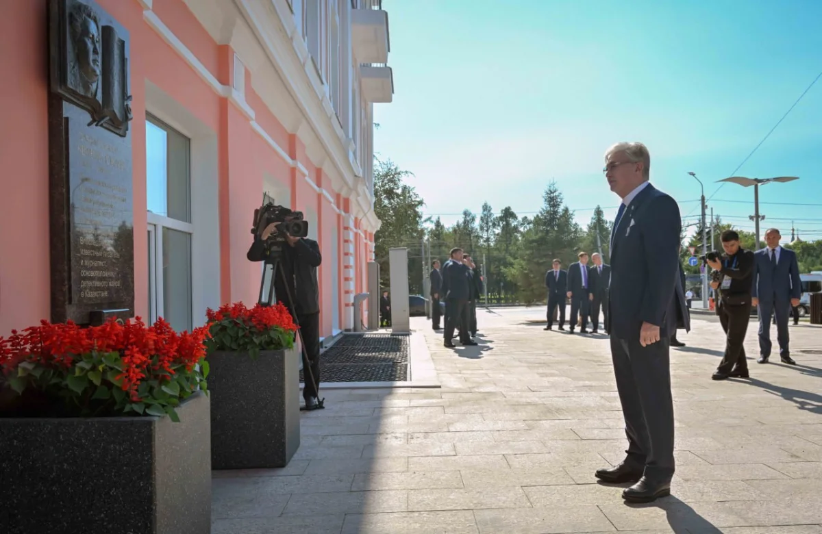 Президент возложил цветы у мемориальной доски Кемелю Токаеву в Омске