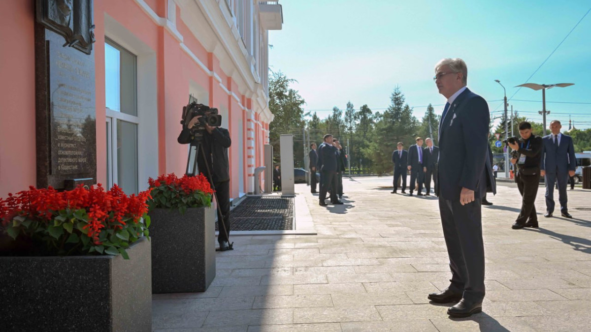 Президент майдангер Кемел Тоқаевқа арналған ескерткіш тақтаға гүл шоғын қойды