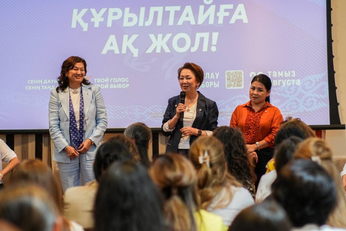 Председатель парти "Ак жол" встретилась с женщинами-предпринимательницами Астаны