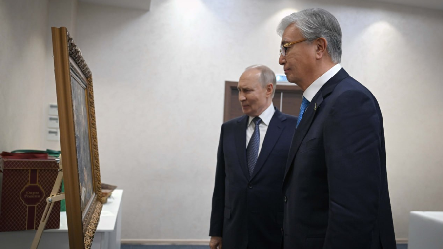 Тоқаев Путинге Шоқан Уәлиханов пен Федор Достоевский бейнеленген картинаны сыйға тартты
