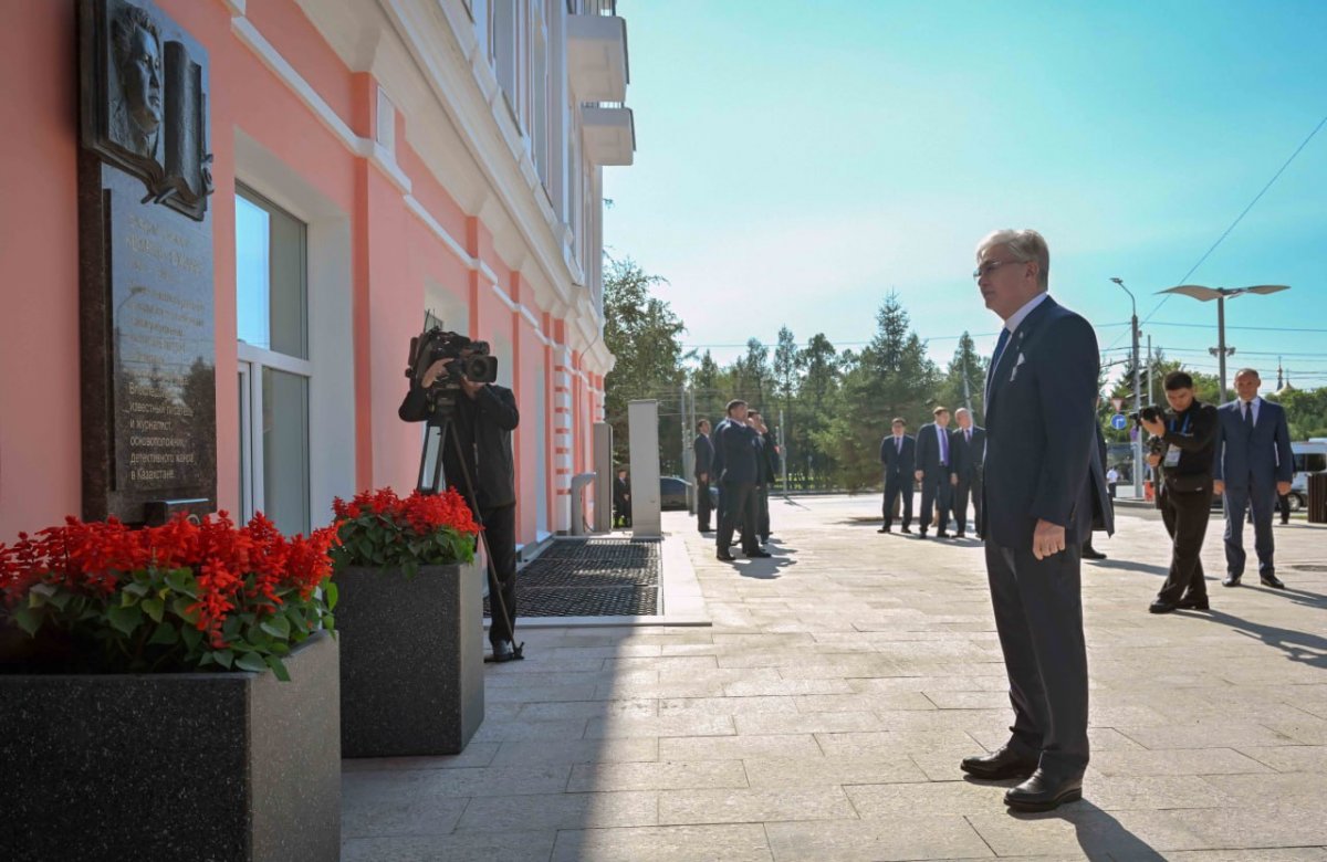 Мемлекет басшысы майдангер Кемел Тоқаевқа арналған ескерткіш тақтаға гүл шоғын қойды