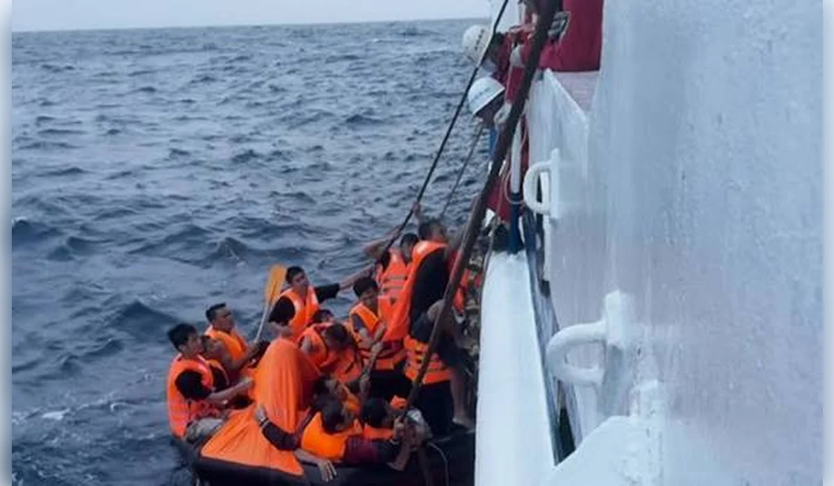 Вьетнамское судно затонуло в Южно-Китайском море, спасены 37 человек