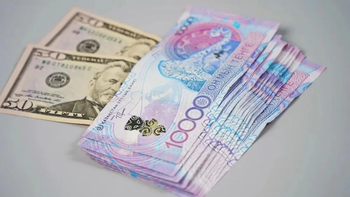 Сколько стоят доллар, евро и рубль в обменниках Казахстана