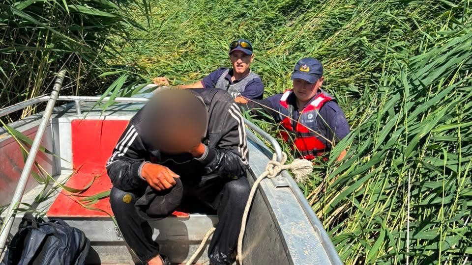 Пьяный мужчина зашел в камыши и не смог выбраться на озере Батпакколь