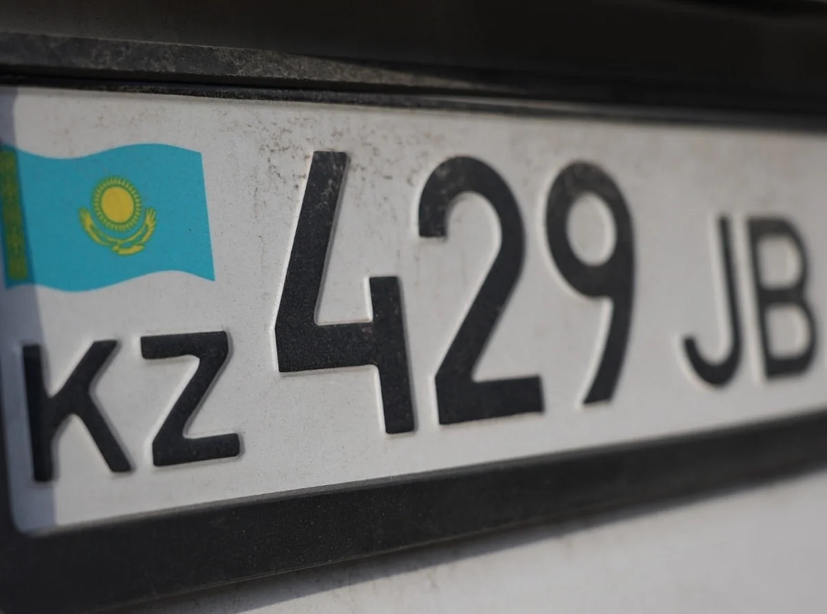 Павлодарец нарисовал себе автомобильные номера на картоне
