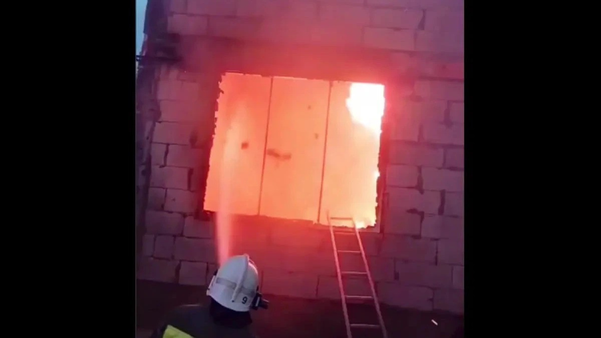 Өрт сөндірушілер жалын шарпыған үйден үш газ баллонын алып шықты
