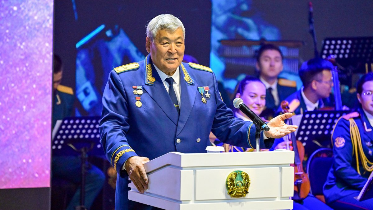 Бектенов поздравил Токтара Аубакирова с 80-летием