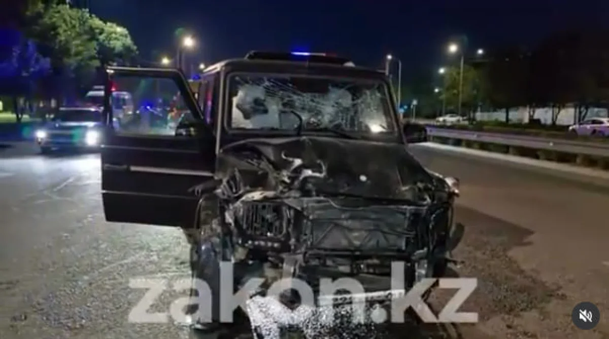 Две девушки погибли в результате ДТП с Mercedes в Алматы