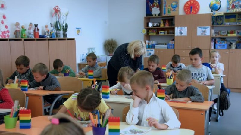 Целая школа встала на защиту уволенного директора в Алматы