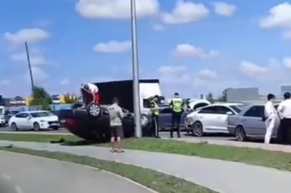 Mercedes перевернулся после жесткого ДТП в Караганде