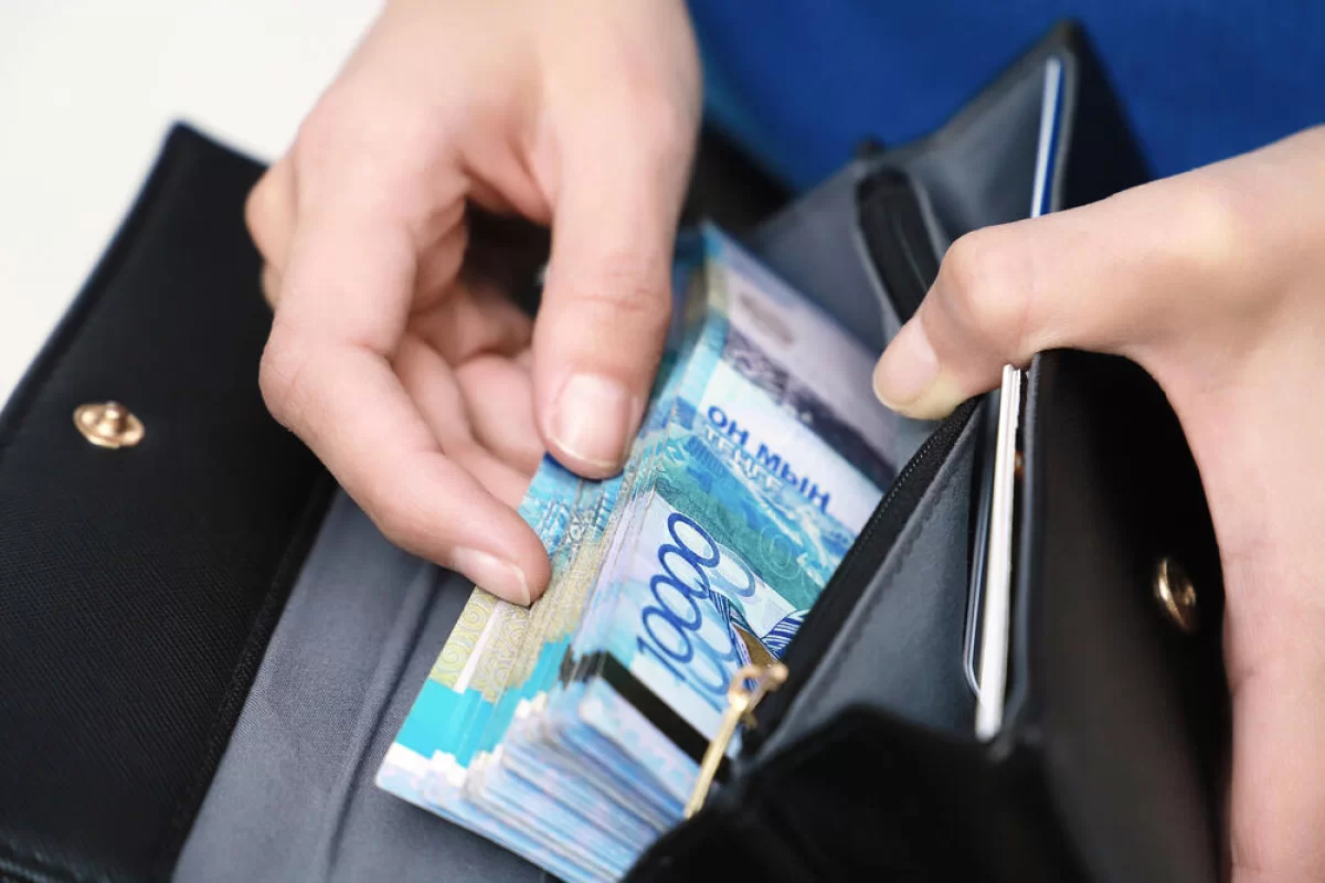 Как официально получать в Казахстане две зарплаты одновременно