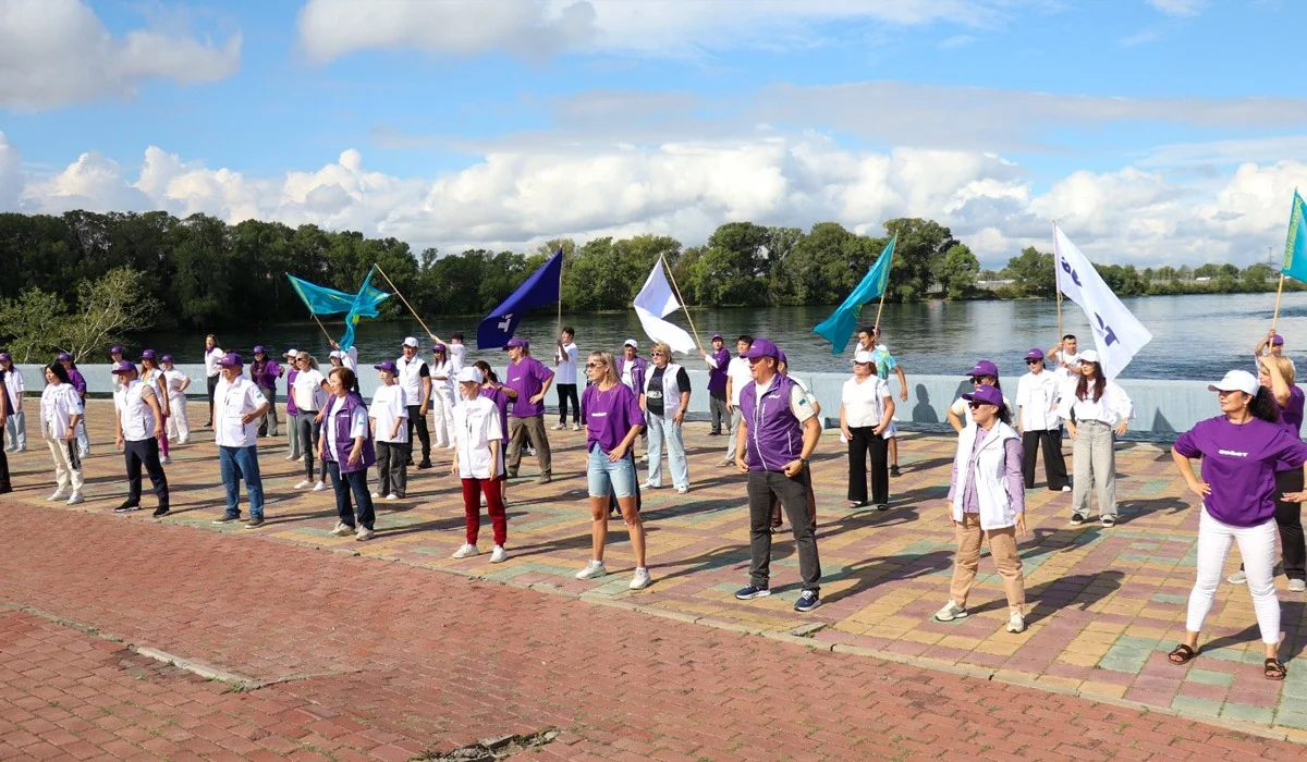 Өскеменде «Әділет» партиясының өкілдері мен белсенді жастар таңғы жаттығу акциясын өткізді