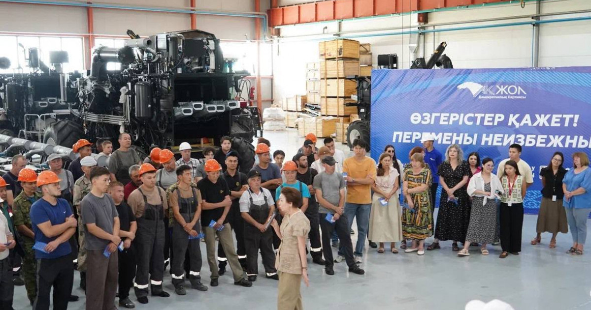  «Ақ жол» партиясының белсенділері ҚАИК зауытының қызметкерлерімен кездесті 