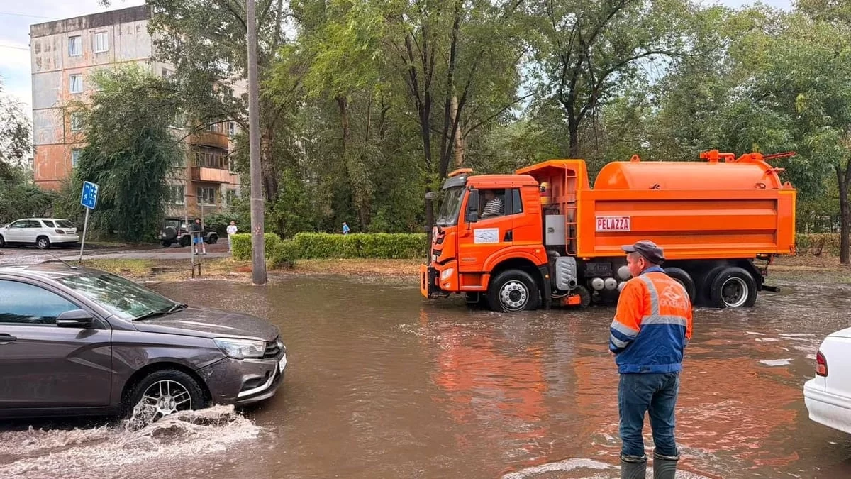 Машины качало на волнах: еще один город затопило после ливня (ВИДЕО)