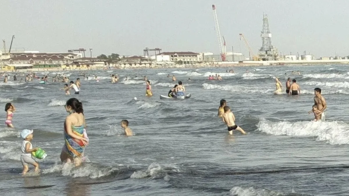 Сильные волны едва не унесли пятерых подростков на Каспии