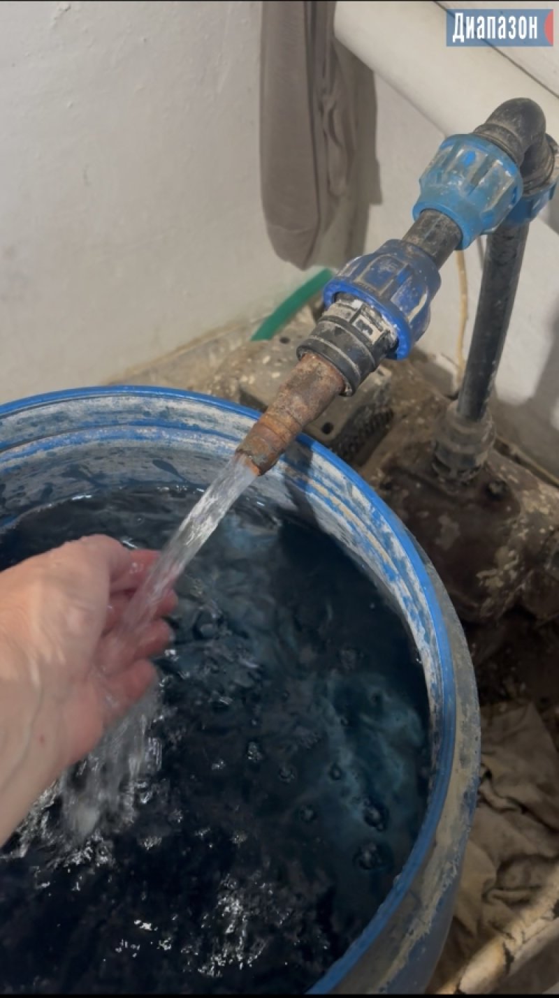 Загадочная горячая вода забила из-под земли в Актобе