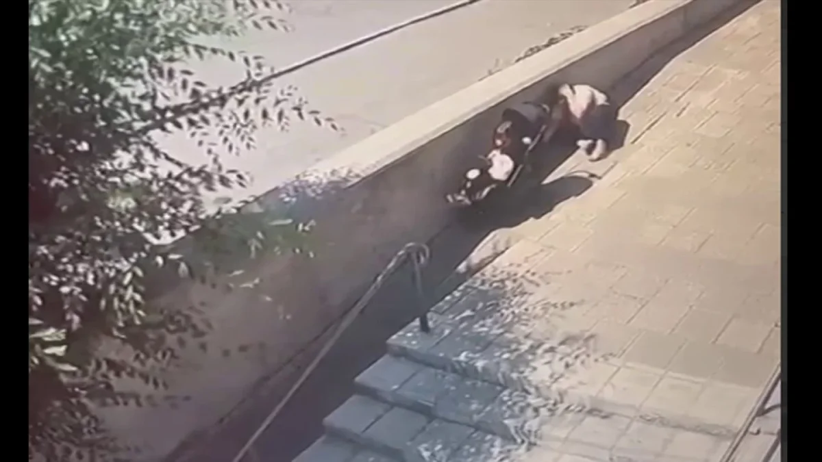Павлодарда серуендеп жүрген әйелдің басына мұз түсіп, полиция қылмыстық іс қозғады