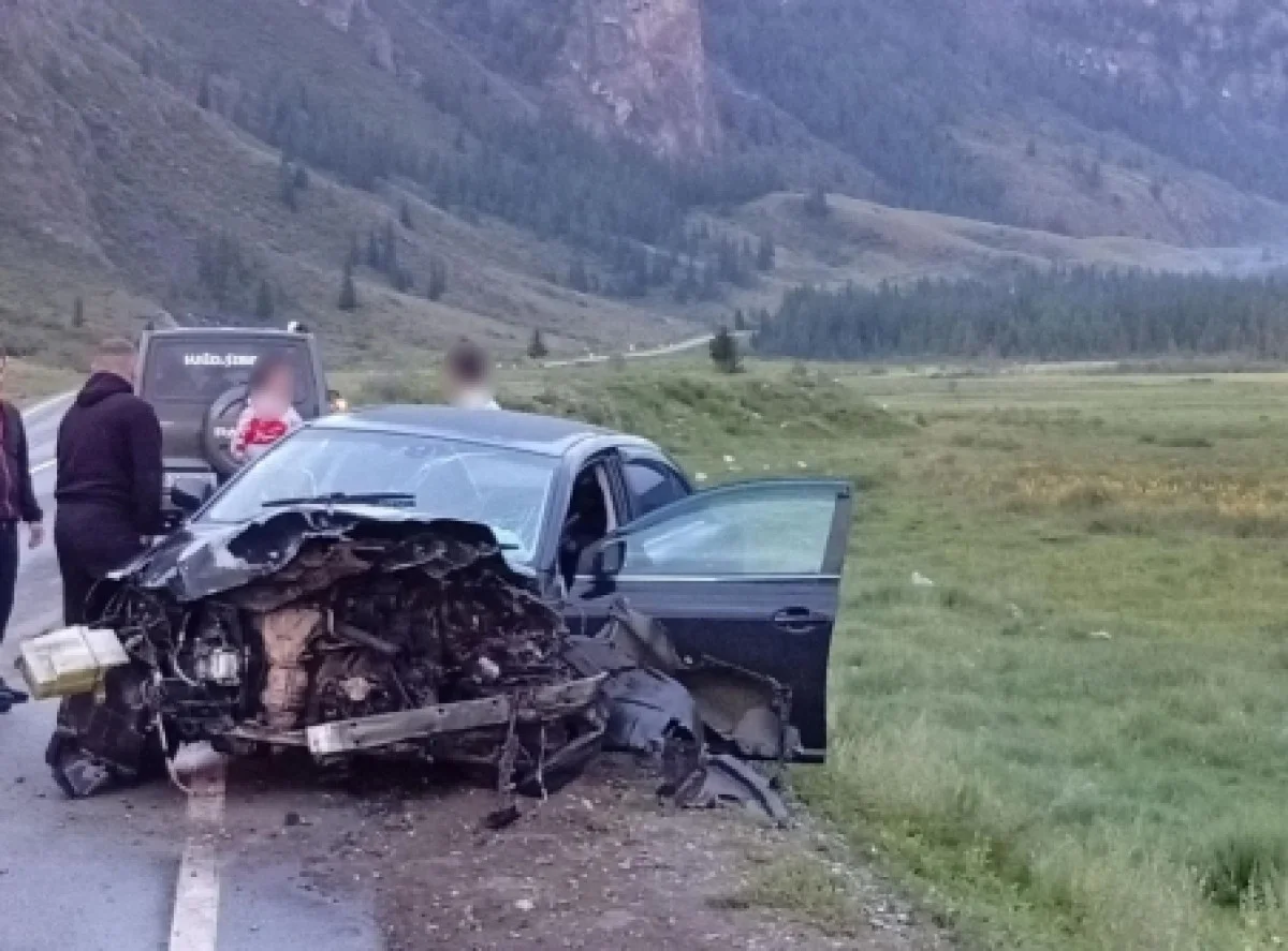 Два гражданина Казахстана погибли в ДТП на Алтае, еще четверо пострадали