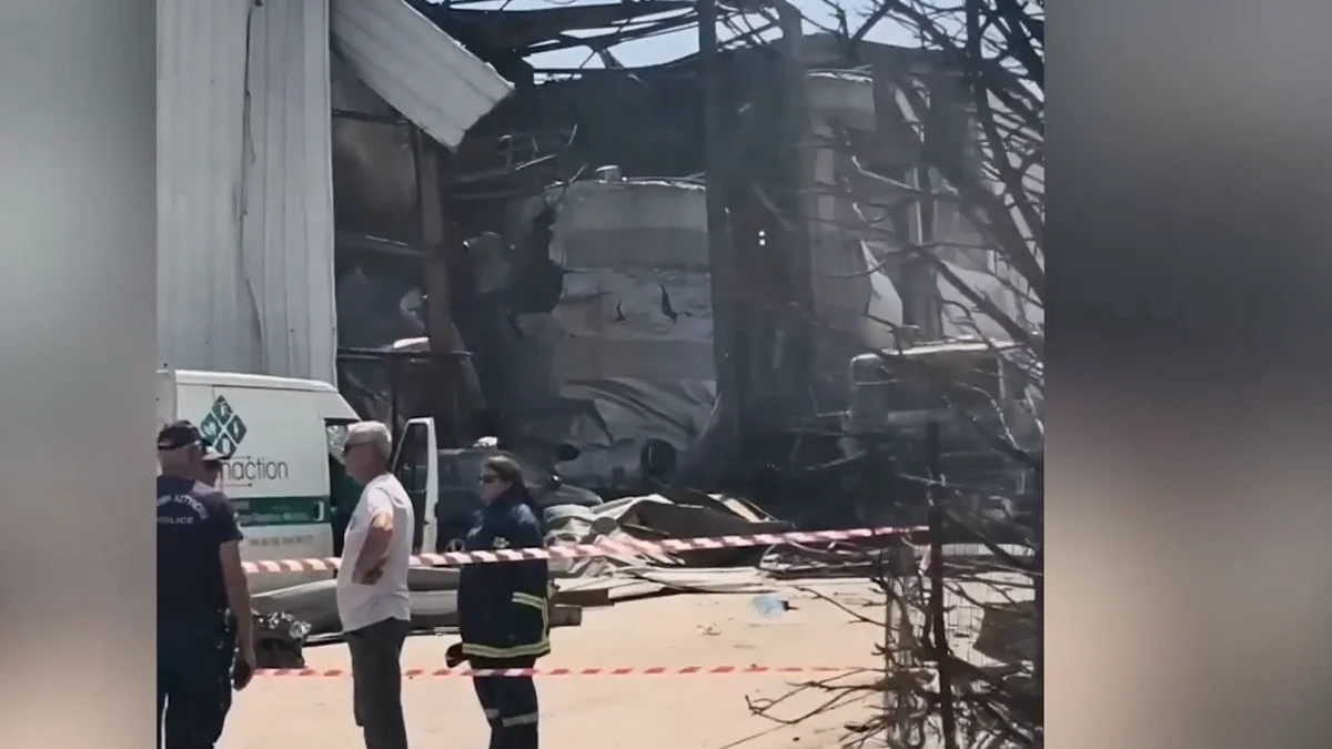 Мощный взрыв прогремел на заводе в Греции: один человек погиб