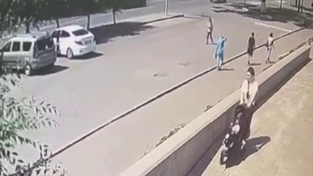 Павлодарда сәбиімен келе жатқан әйелдің басына мұз құлады: Полиция қылмыстық іс қозғады