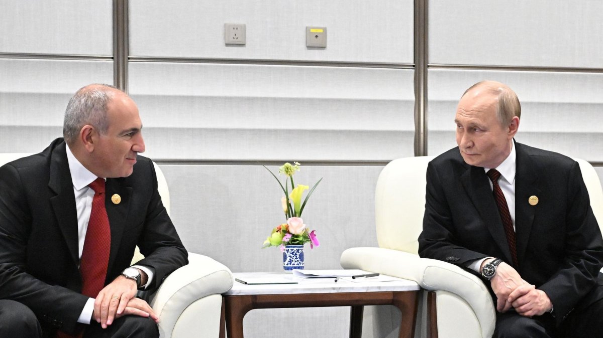 ЕАЭО ма, алде Еуроодақ па: Путин Пашинянды референдум өткізуге шақырды