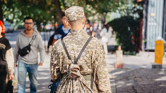 Өскеменде үйін сағынған сарбаз әскери бөлімнен қашып кетті