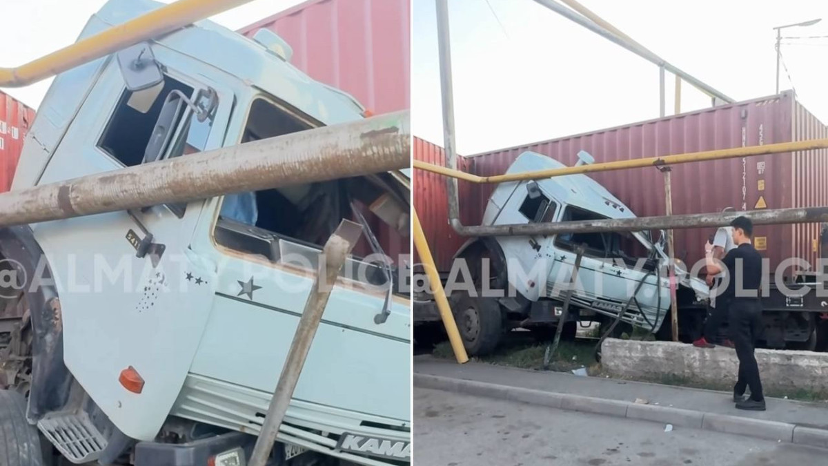 Поезд протаранил КАМАЗ в Алматы: появились подробности серьезной аварии