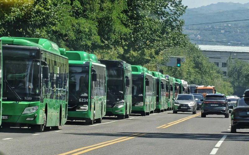 Автобусы выстроились в километровые очереди в Алматы: что произошло