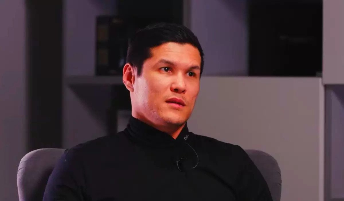 Данияр Елеусинов появился с женой после освобождения из-под ареста (фото)