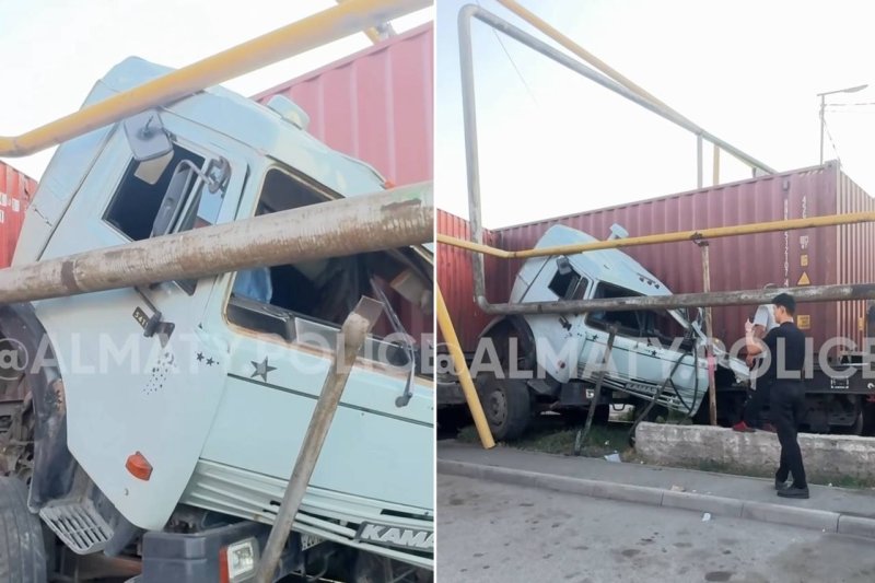 Локомотив протаранил КАМАЗ в Алматы: многотонный грузовик превратился в груду металла