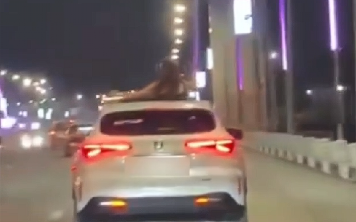 Подросток высунулась из люка движущегося автомобиля в Семее