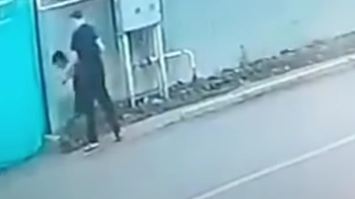 Таразда баланы көтеріп алып, жерге бір соққан жасөспірім анықталды