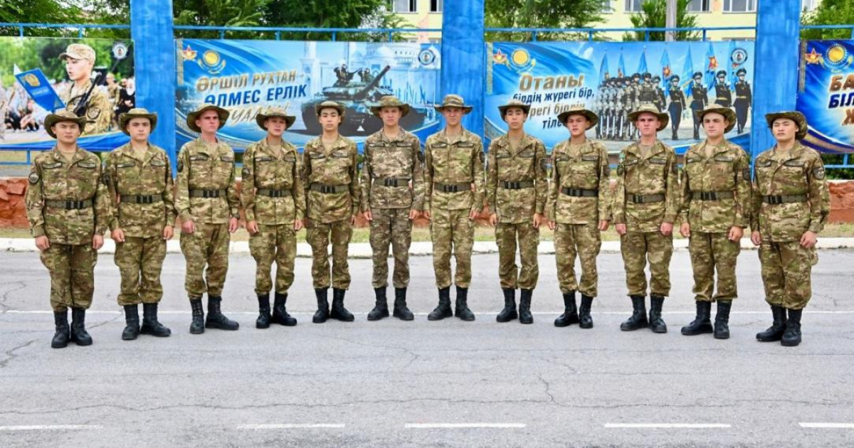   Бір шаңырақтан – бір сапқа: Гвардейск гарнизонында алты жұп егіз әскери борышын бірге өтеп жүр   