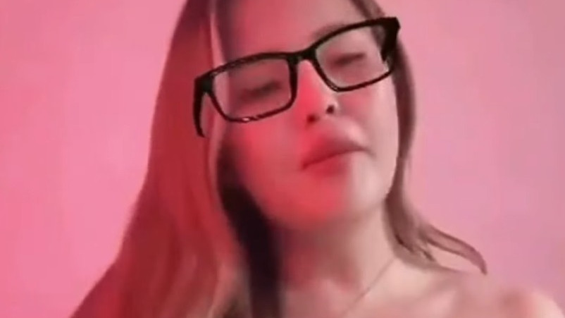 Семейде TikTok-та тікелей эфир жүргізген бойжеткен қамауға алынды