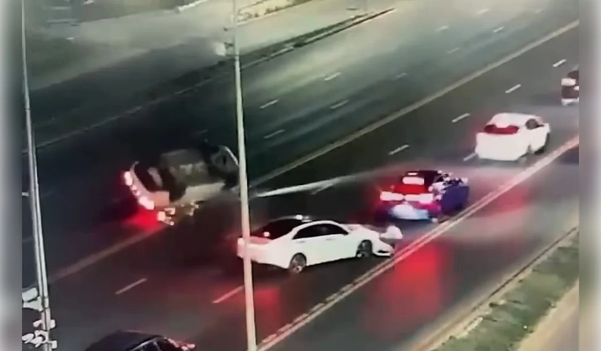 Авто опрокинулось после ДТП на мосту в Астане: момент попал на видео