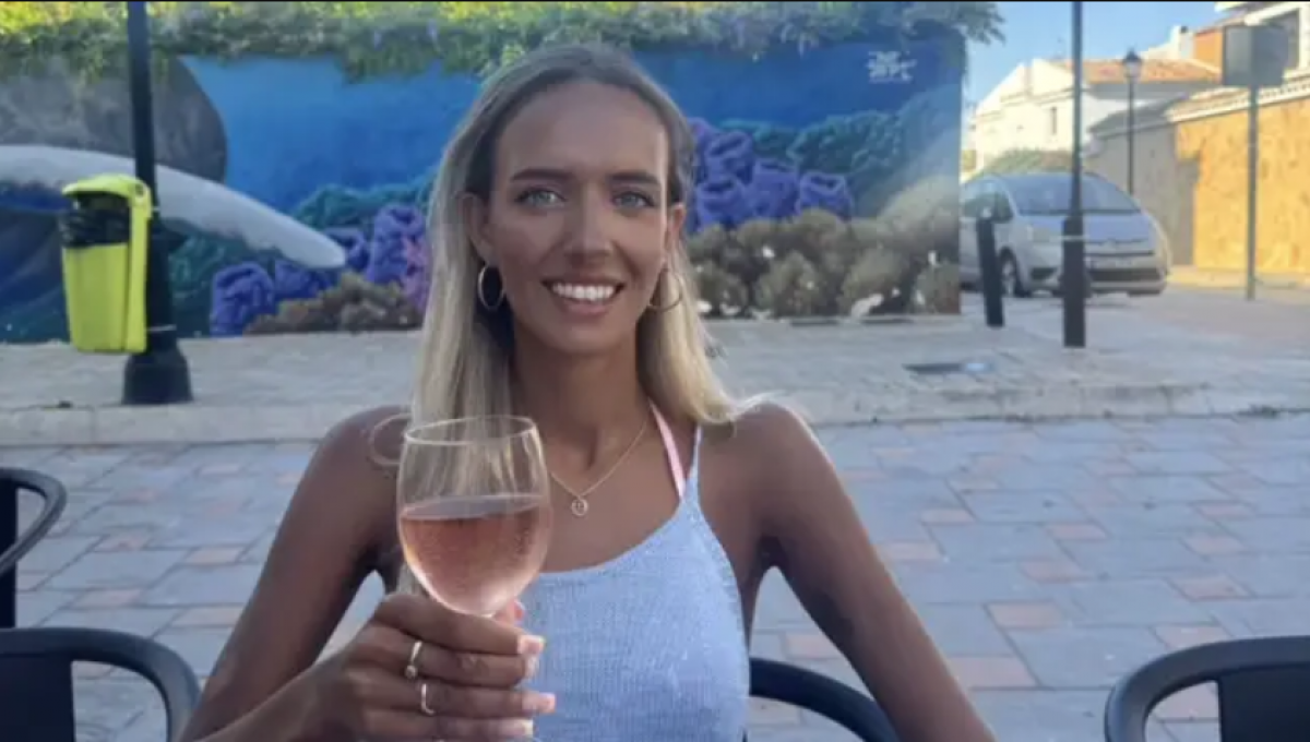 Кожа женщины почернела из-за редкой болезни