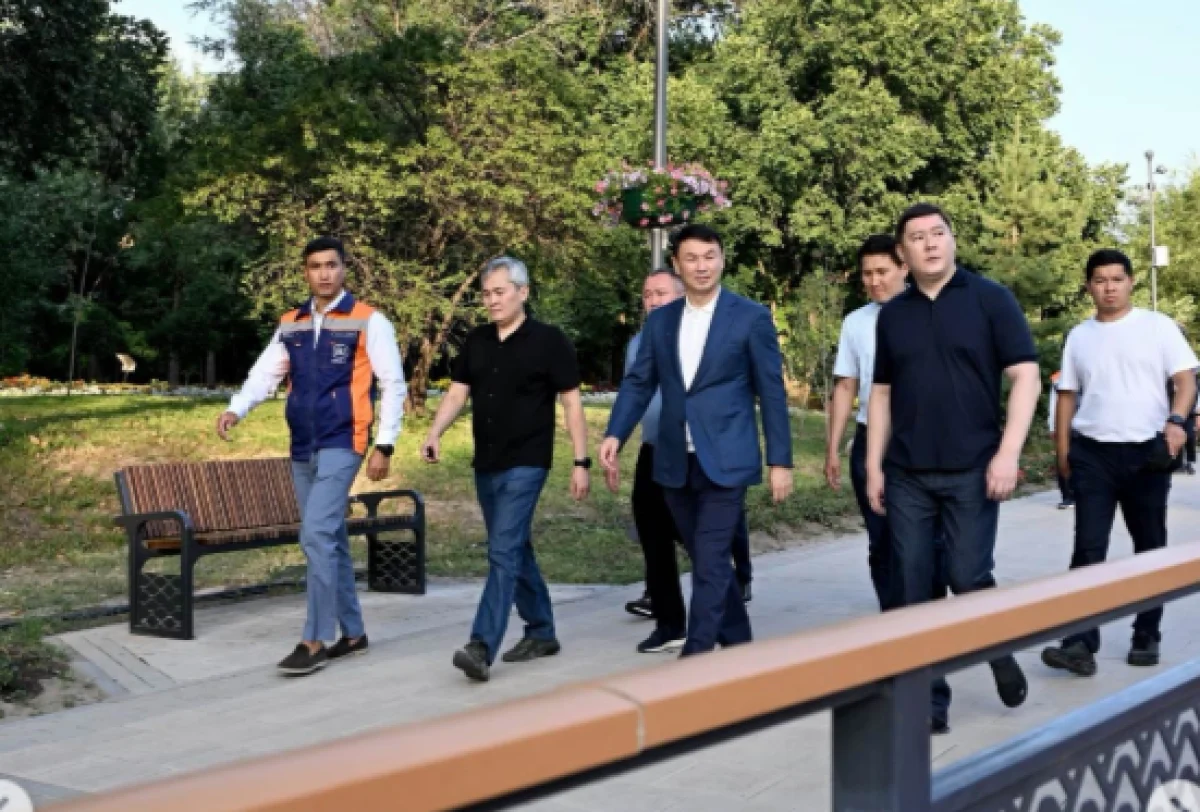 Алматы әкімі Есентай өзеніндегі жаяу жүргіншілер көпірінің құрылысы мен жағалауды жаңғырту жұмыстарын тексерді