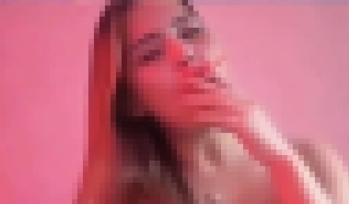 TikTok-та тікелей эфирде боқтап, анаша шеккен әйел адам темір торға қамалды (ВИДЕО)