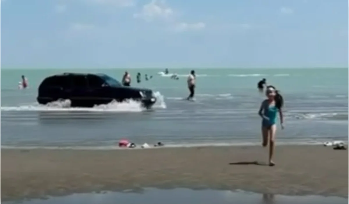 Водитель катался по воде Балхаша среди отдыхающих: его арестовали (ВИДЕО)
