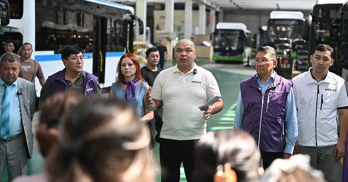  «Әділет» партиясының өкілдері Семейде кәсіпорын қызметкерлерімен еңбек және өндіріс мәселелерін талқылады 