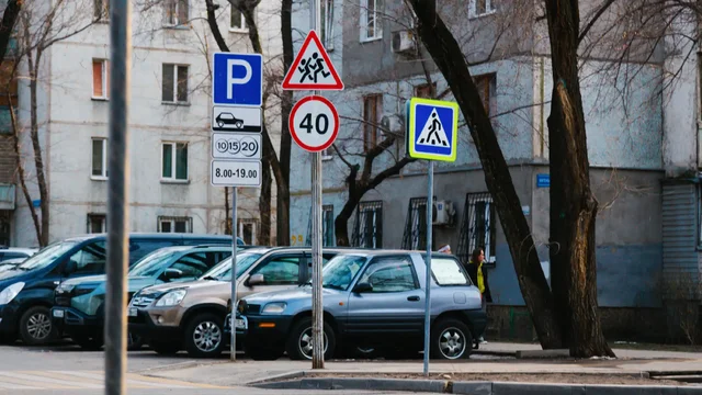 «Тегін қоя алады». Алматыда автотұрақты пайдалану тәртібі өзгереді