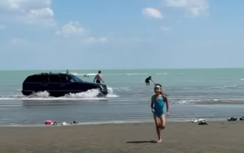 Водителя Mercedes, устроившего заезд по озеру Балхаш, отправили за решетку