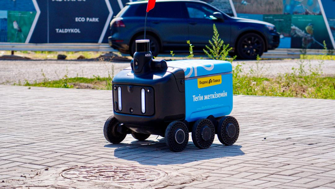 Жители Астаны смогут получать заказы от автономных роботов