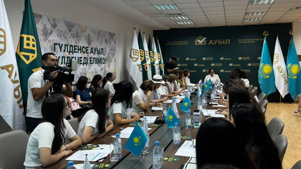 Роль женщин в политике, условия труда и пенсионный возраст: В Астане прошел круглый стол