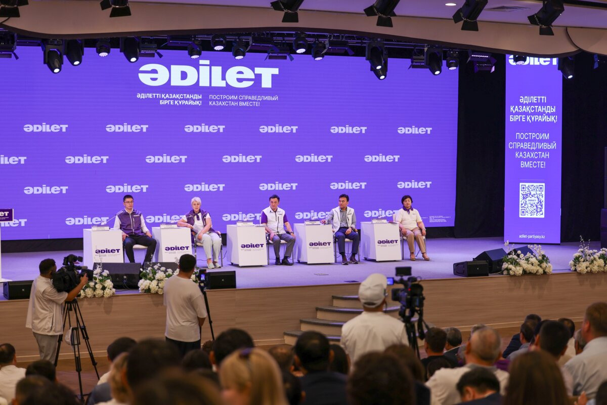 «Әділет» партиясының штабы Көкшетауда мектептерге жасанды интеллект енгізу мәселесін талқылады