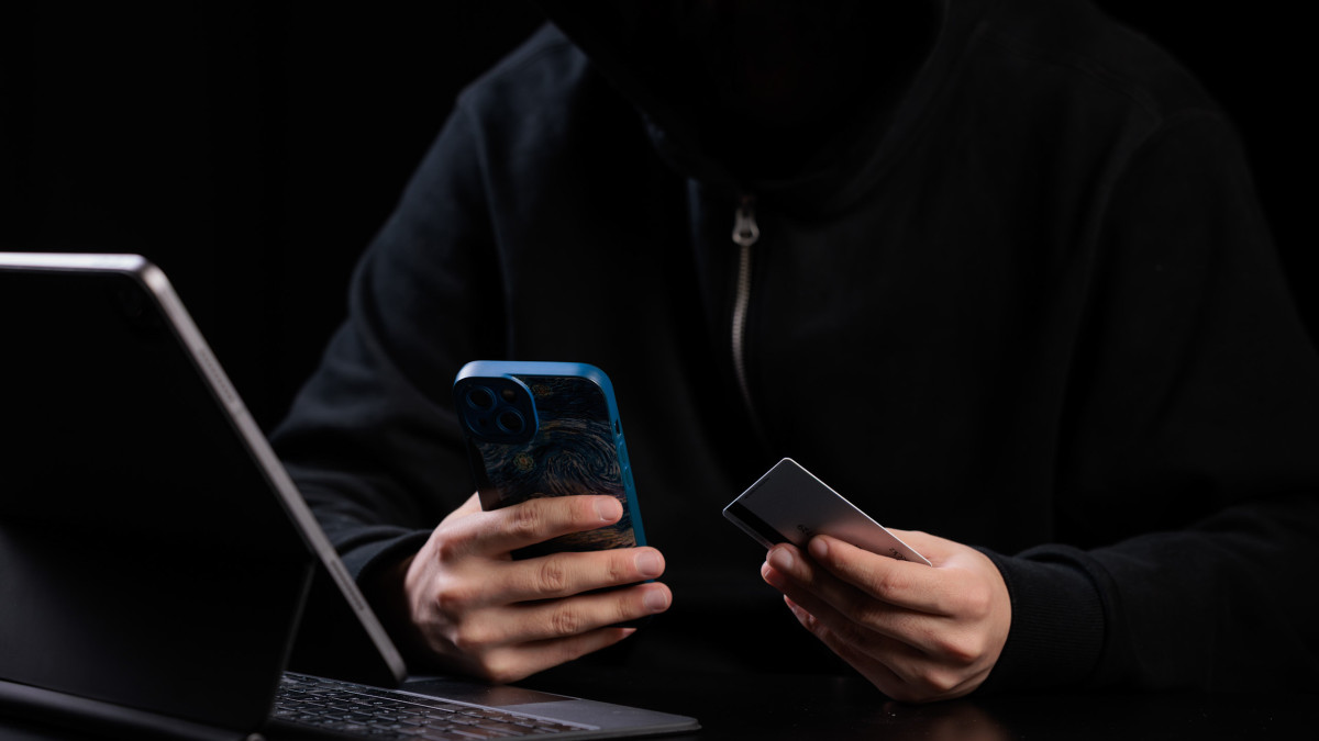 Дипфейки и фальшивые инвестиции используют мошенники для обмана – МВД