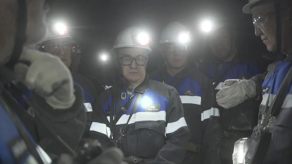 В шахте имени Костенко председатель партии «Әділет» Айбек Дадебай обсудил с горняками вопросы охраны труда