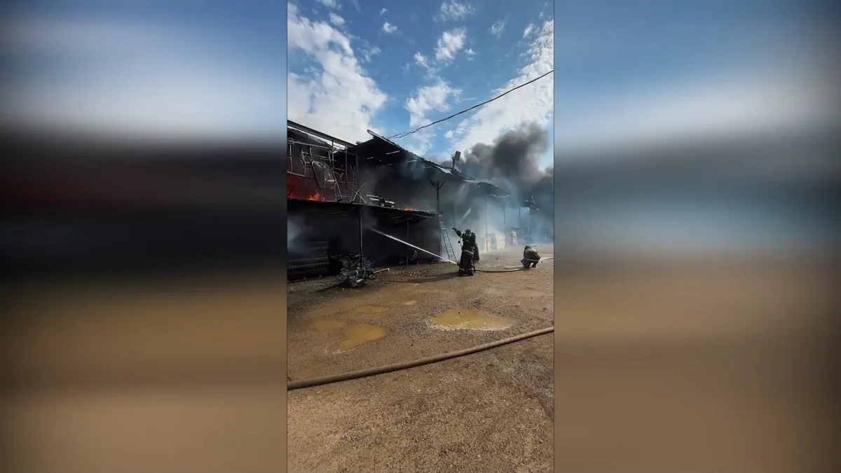 Крупный пожар произошёл на складе строительного рынка в Актобе