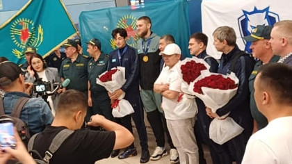 Казахстанские чемпионы мира по фехтованию вернулись в Алматы