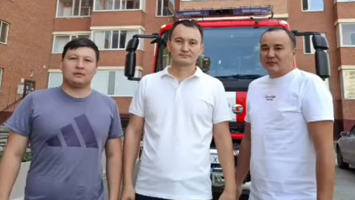 Демалыста жүрген полицей өртеніп жатқан пәтерден 5 баланы алып шықты